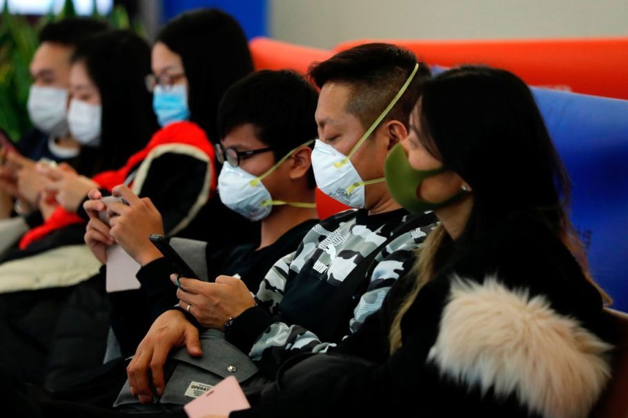 Chineses usam máscara para se proteger do coronavírus