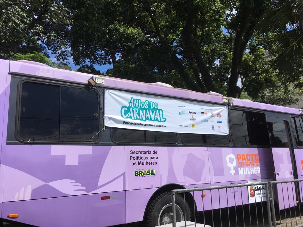 Ônibus Lilás, durante campanha #CarnavalSemAssédio em São Paulo