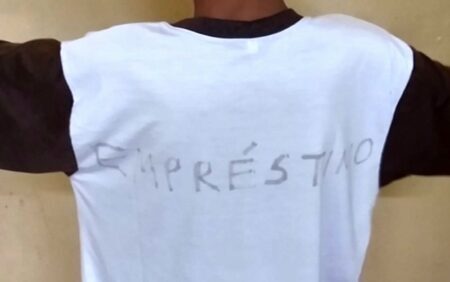 Escola obriga aluno a usar camiseta escrita “empréstimo”