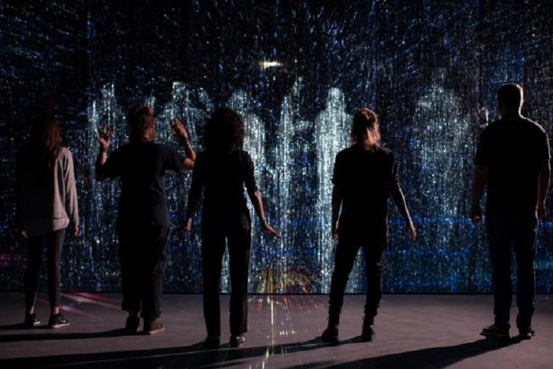 Na instalação interativa de Maja Petric é possível ver sua silhueta refletida no meio de uma constelação
