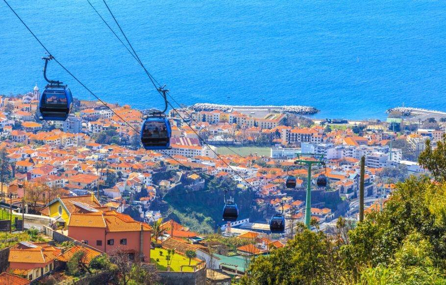 Teleférico liga a parte antiga de Funchal, capital da Ilha da Madeira, ao Monte da Cidade