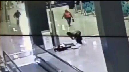 Câmera flagra casal furtando celular de mulher desmaiada em aeroporto de BH