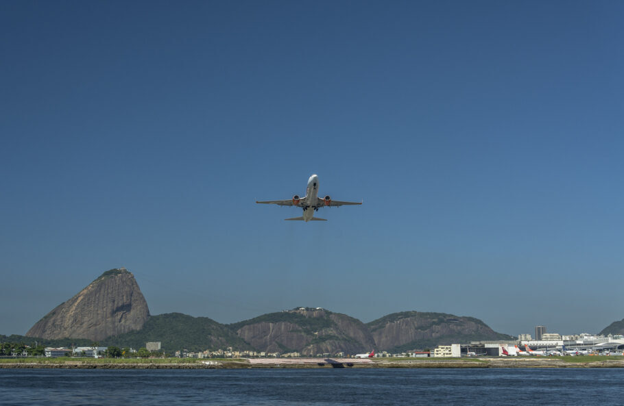 Avião decola no aeroporto Santos Dumont, no Rio de Janeiro, um dos mais movimentados do país