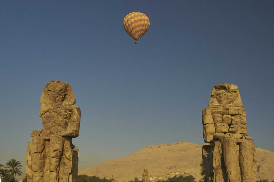Balão sobrevoa os Colossos de Mêmnon, na região de Luxor