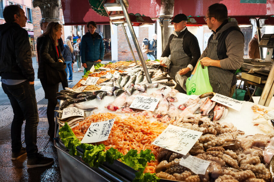 Mercado de peixes frescoes em Veneza