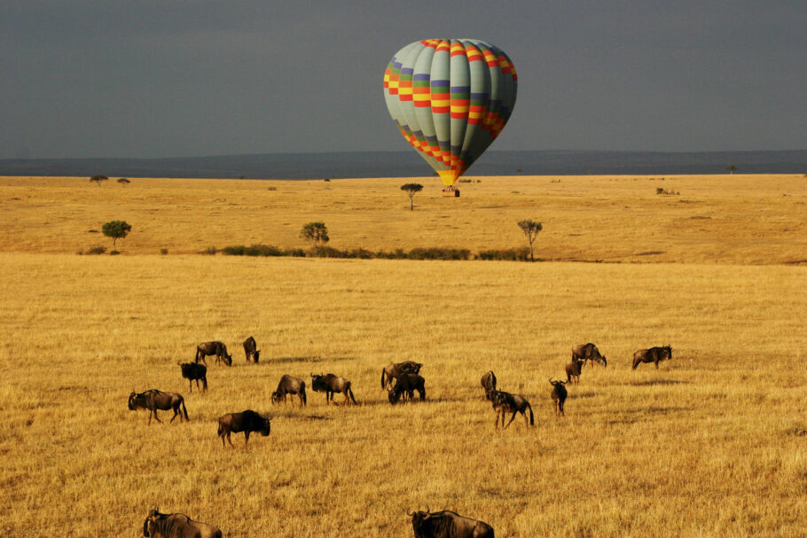 Balão sobrevoa o parque Masai Mara