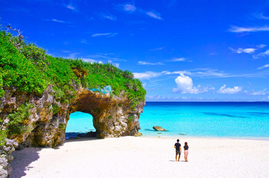Praia na ilha de Miyakojima, uma das que formam o arquipélago de Okinawa, no Japão