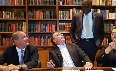 Jair Bolsonaro soltou declaração racista e ainda deu risada, achando que estava sendo engraçado