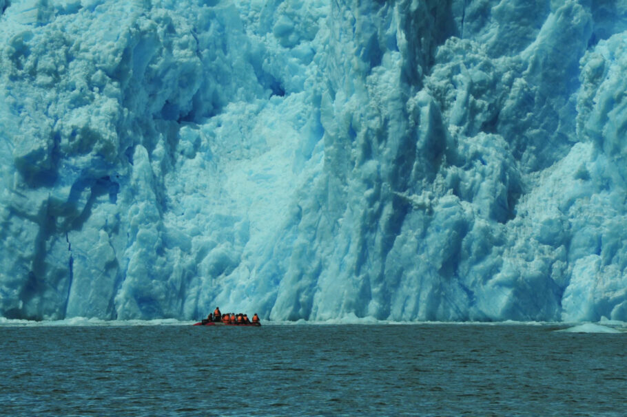 Botes chegam perto do paredão de gelo de 70 metros