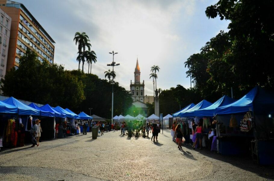 Feira na Praça do Largo do Machado com a Paróquia Nossa Senhora da Glória ao fundo