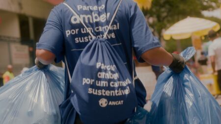 Inciativa transformará lixo do Carnaval em lixeiras que serão distribuídas em cinco capitais