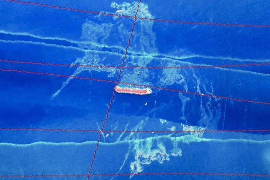 Mancha de óleo encontrado próxima ao navio Stellar Banner, encalhado na costa do Maranhão