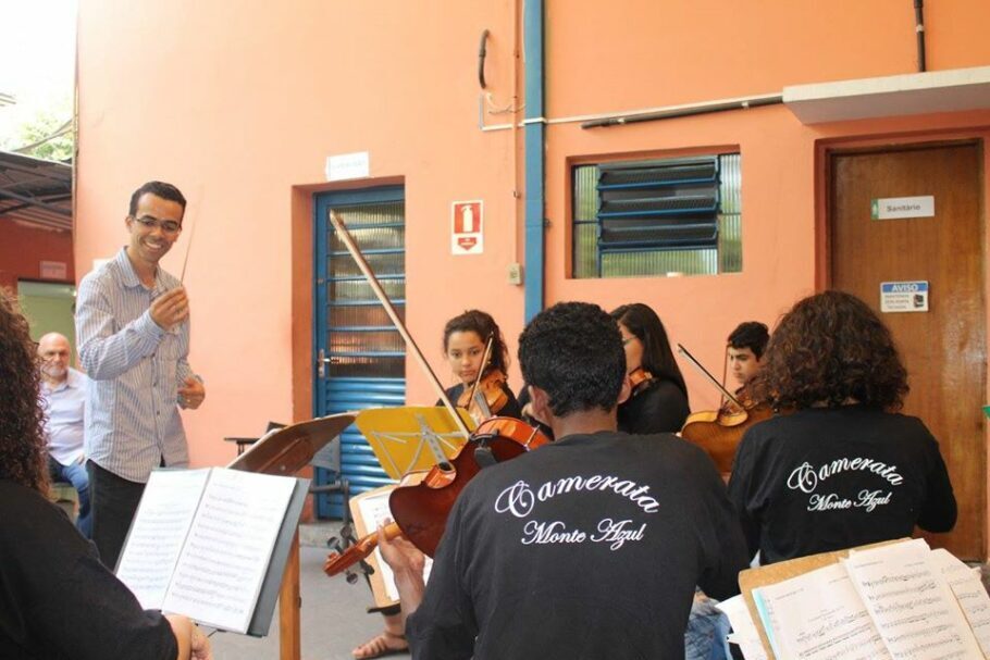 ONG também oferece ensino musical a jovens da comunidade