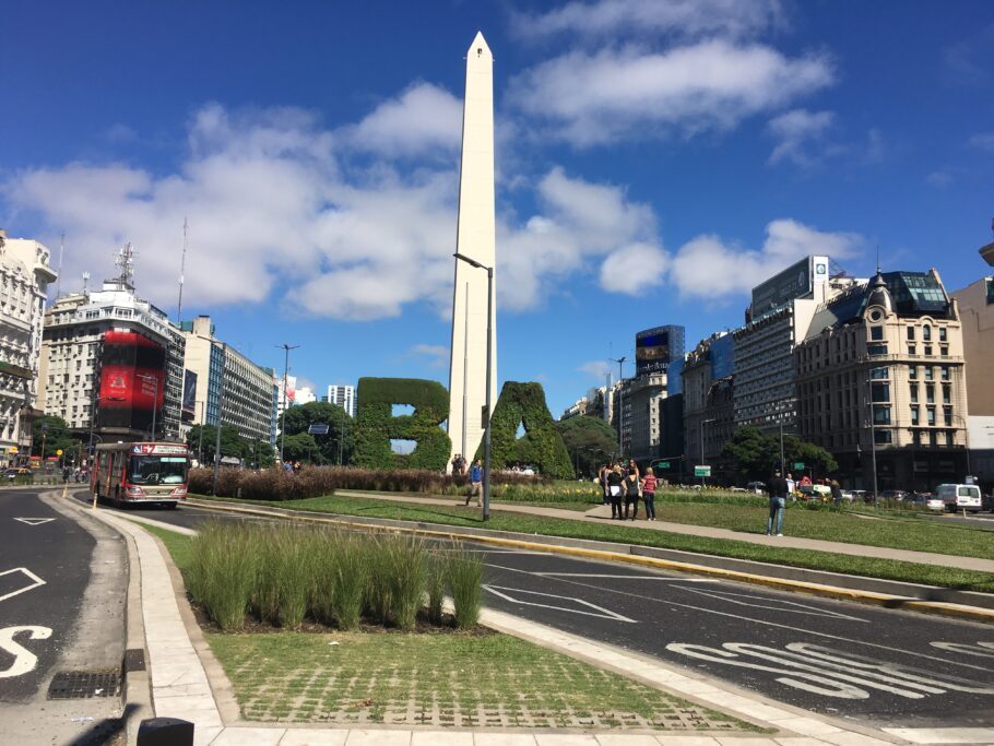  O Obelisco, um dos cartões-postais de Buenos Aires, entre as avenidas 9 de Julho e Corrientes