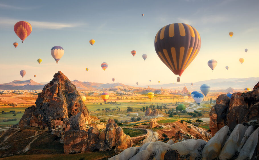 Balões sobrevoam a bela região turca da Capadócia 