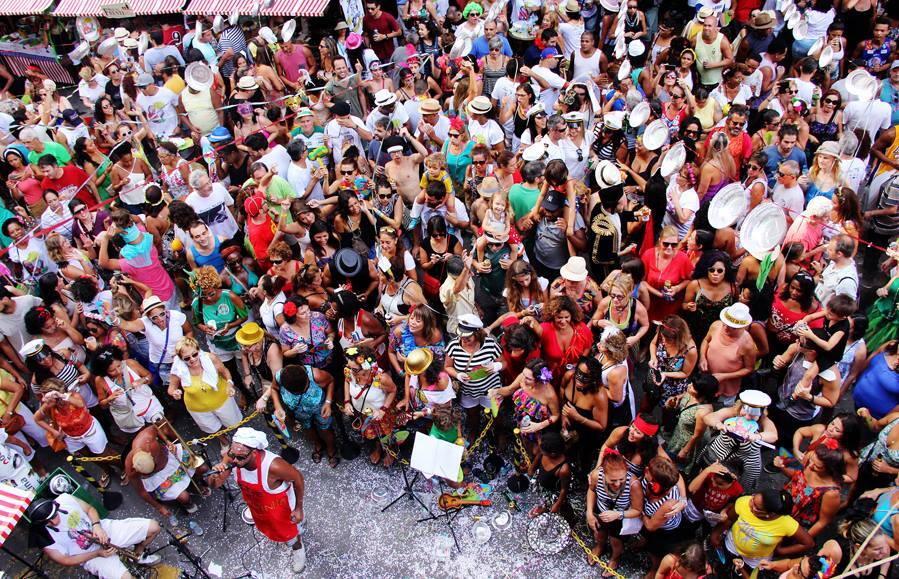 Foliões no cortejo parado do Bloco Põe na Quentinha, em Copacabana