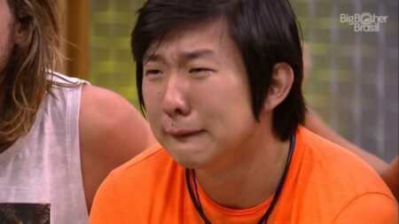 Pyong chora muito ao ver o filho pela primeira vez