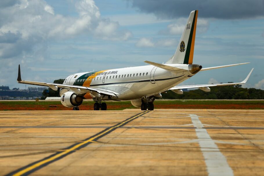 Aviões da Força Aérea Brasileira chegam ao Brasil trazendo repatriados da China