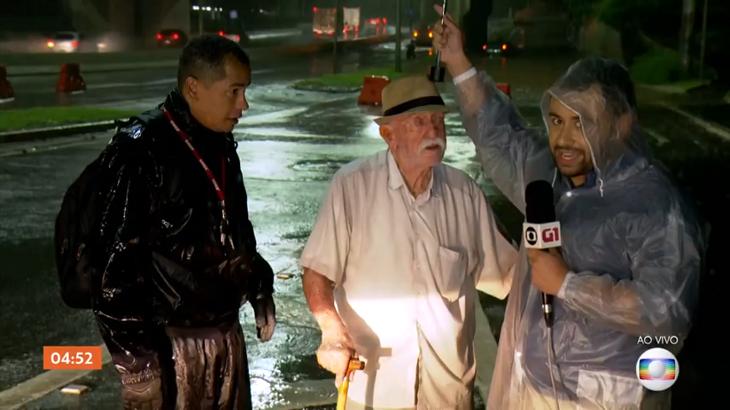 Repórter Rômulo D’Avila conversa com idoso que ajudou a resgatar de alagamento em SP