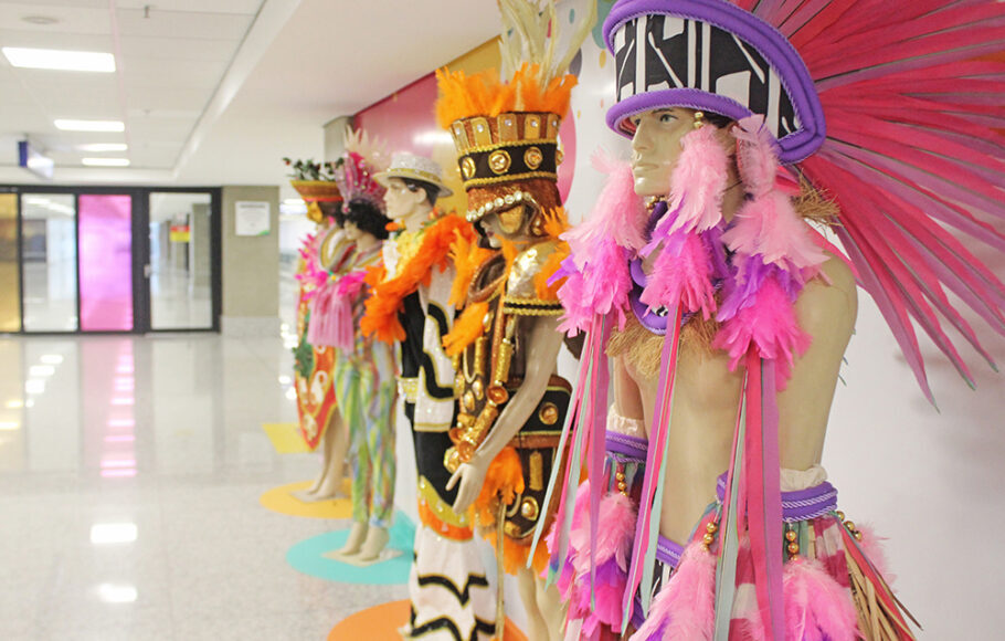Aeroporto Tom Jobim, no Rio de Janeiro, tem exposição com 20 fantasias e adereços de escolas de samba do Carnaval carioca