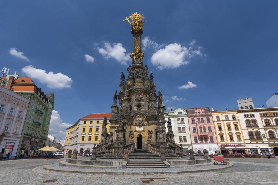 Coluna da Santíssima Trindade na praça principal da cidade velha de Olomouc, na República Tcheca