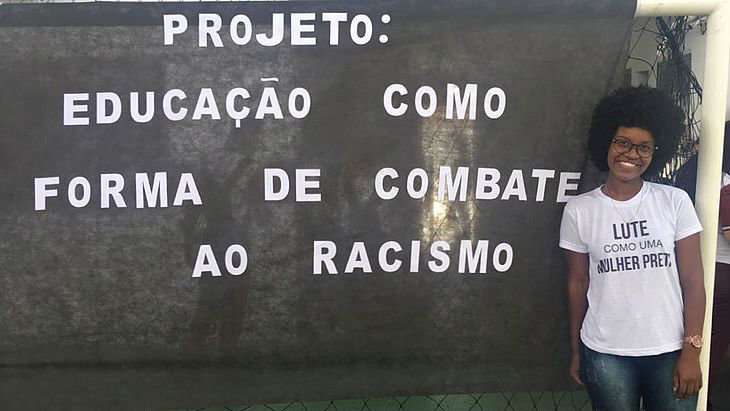 A professora Taynara Cristina Silva acusa a diretora e dona da escola em que trabalha de racismo
