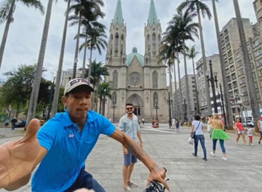 Turista de Maringá (PR) registrou o momento que o ladrão tentava roubar seu celular na Praça da Sé