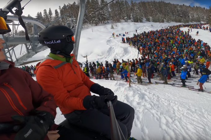 Nevasca e venda excessiva de ingressos levam caos a Vail, badalada estação de esqui no Colorado