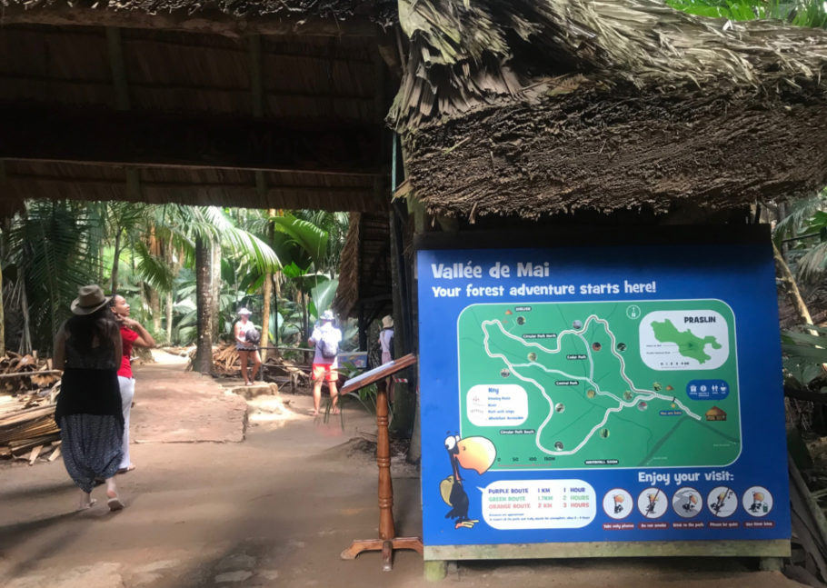 Entrada da reserva Vallée de Mai, com trilhas para ver as palmeiras gigantes, entre elas, a do coco de mer