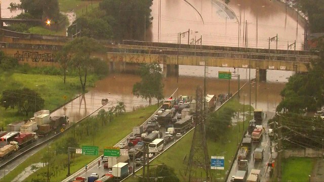 Trecho da Marginal Tietê intransitável por conta do temporal que atingiu São Paulo nesta madrugada