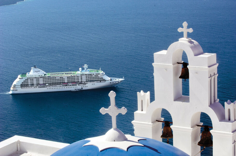 O navio Seven Seas Voyager na Grécia; embarcação da Regent Seven Seas Cruises, foi eleita um dos melhores cruzeiros do mundo