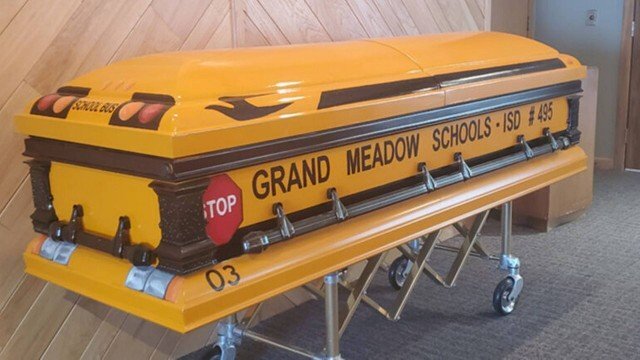 Caixão em forma de ônibus escolar no qual motorista foi enterrado nos EUA
