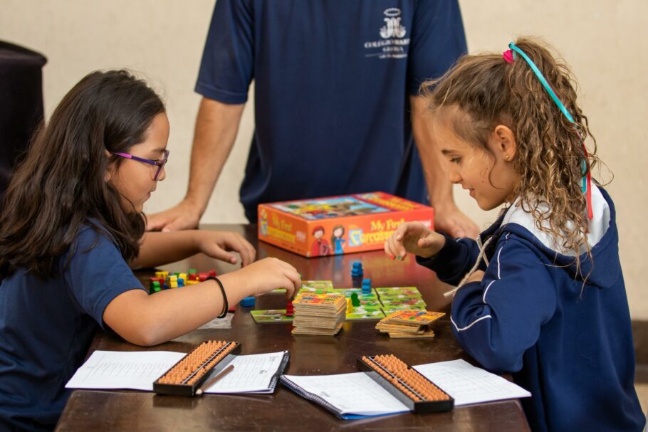 Os jogos de tabuleiro também são uma forma aprender e engajar as crianças com recursos lúdicos e criativos