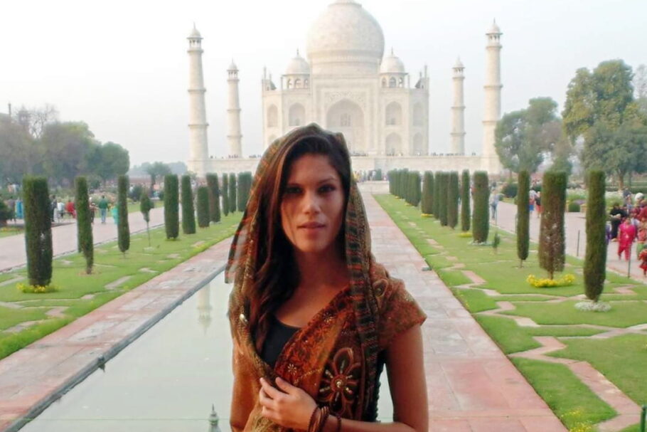 Kívia Costa em frente ao Taj Mahal, na Índia, em 2015