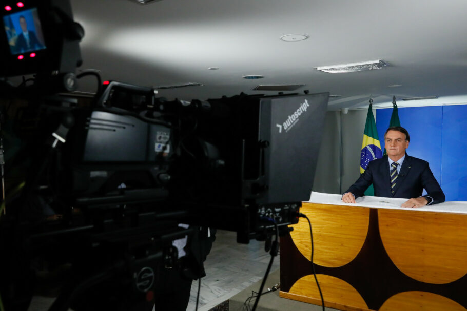 Contra recomendação de especialistas, presidente Jair Bolsonaro prega volta à normalidade