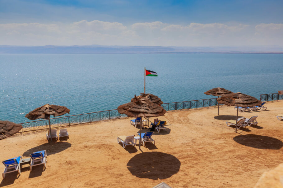 O Mar Morto é na verdade um lago com uma concentração de sal nove vezes maior que a dos oceanos