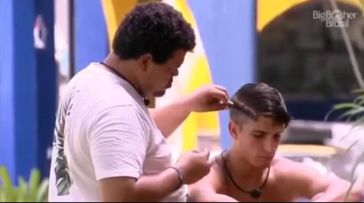 Babu corta o cabelo de Prior na casa mais vigiada do Brasil