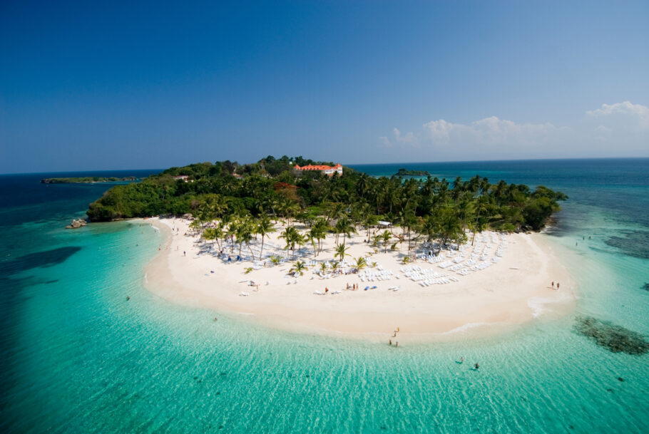 Vista da pequena e pitoresca ilha de Cayo Levantado, a apenas 5 km da Baía de Samaná. uma das praias de Bandeira Azul da República Dominicana