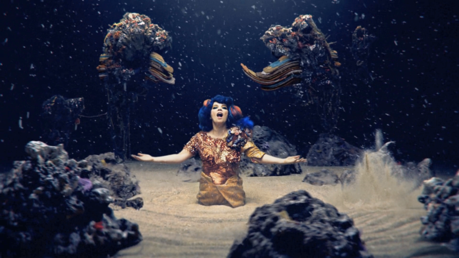 A mostra reúne vários videoclipes da cantora islandesa em realidade virtual