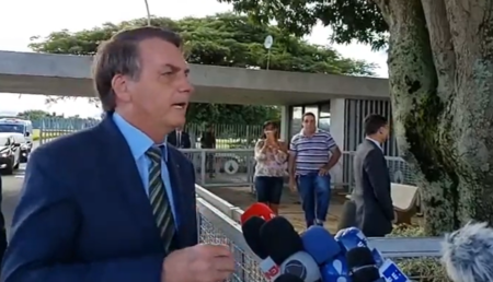 Bolsonaro em entrevista coletiva na manhã desta segunda-feira, 23