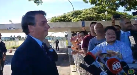 Bolsonaro ridiculariza jornalistas em frente a seus apoiadores