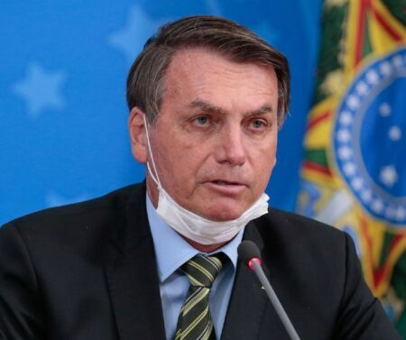 ‘Já levei facada, não é uma gripezinha que vai me derrubar’, diz Bolsonaro