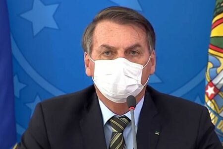Bolsonaro em coletiva de máscara