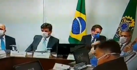 Vídeo mostra Bolsonaro tossindo e deputado exige resultado de exame