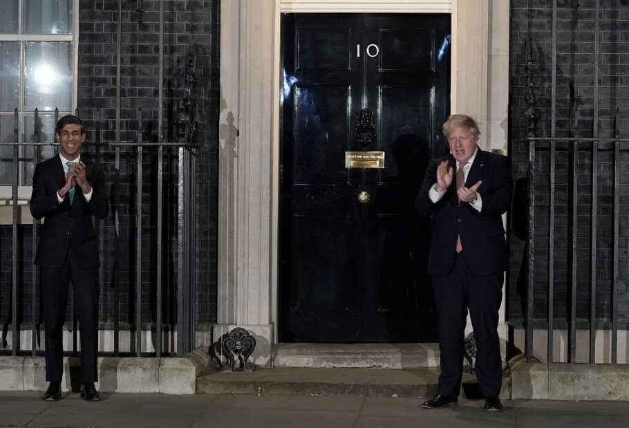 O primeiro-ministro britânico Boris Johnson e o chanceler Rishi Sunak aplaudem os cuidadores que estão se desdobrando para atender vítimas de coronavírus