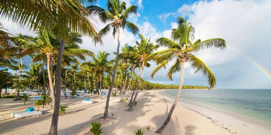Punta Cana tem mar azul turquesa, areia fina e branca, inúmeros coqueiros e sol o ano todo