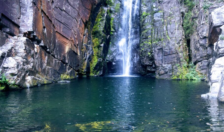 A Cachoeira Véu de Noiva conta com uma queda d’água de 80 metros e uma aventura para quem gosta