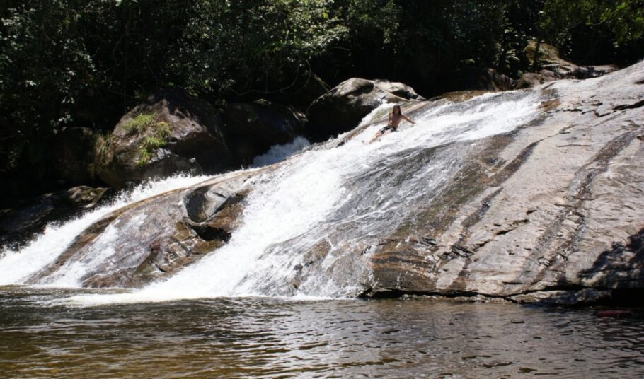 A Cachoeira do Paraíso fica pertinho de Peruíbe, no Parque Estadual do Itinguçú