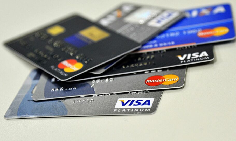 Consumidores que usam cartão de crédito em compras no exterior terão mais clareza sobre qual será o real valor da fatura