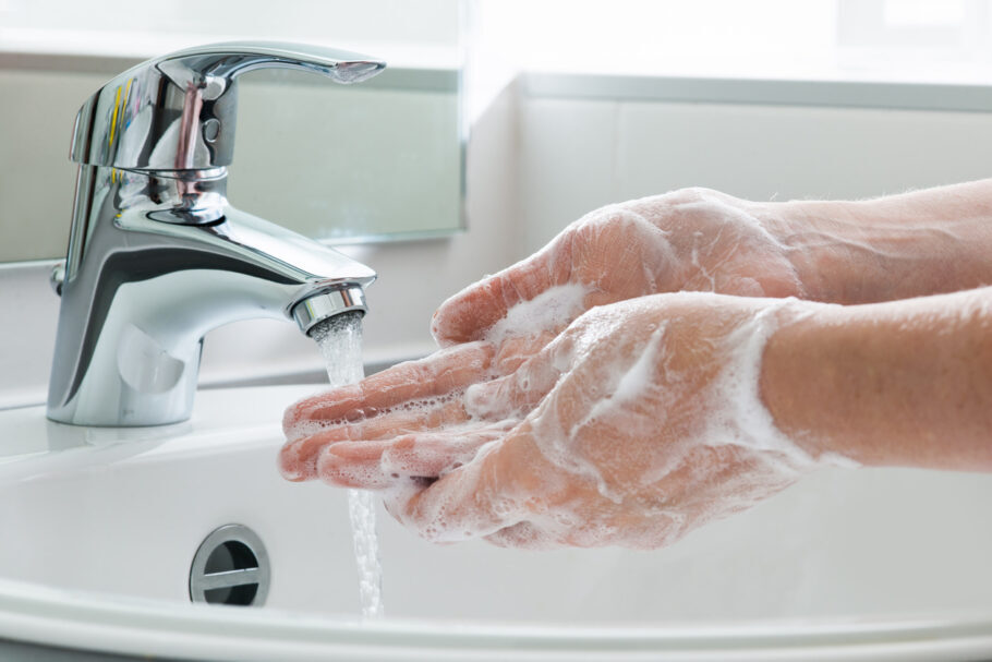 Lavar bem as mãos é uma das principais recomendações da OMS para prevenir o novo coronavírus